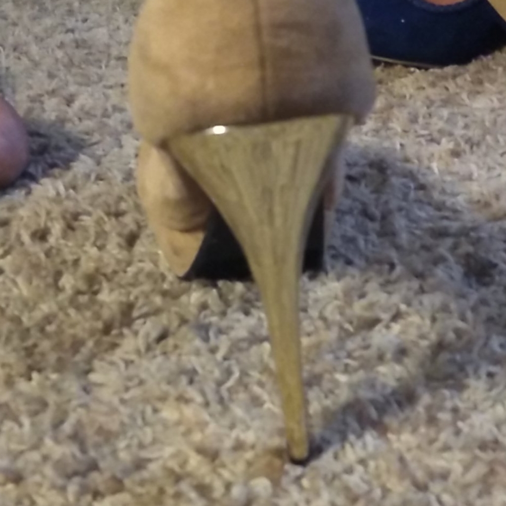 Heels - Picture 2 of 3